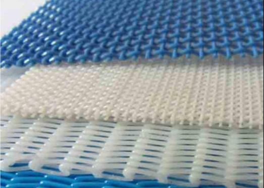 สีขาว Monofilament ธรรมดาสานโพลีเอสเตอร์ตาข่ายสายพานลำเลียง