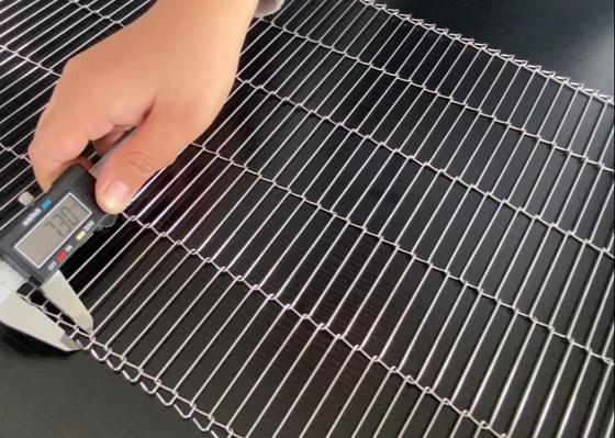 เข็มขัดลวดตาข่ายแบนยาว 10 เมตร 304 การทำขนมแบบยืดหยุ่นสแตนเลส